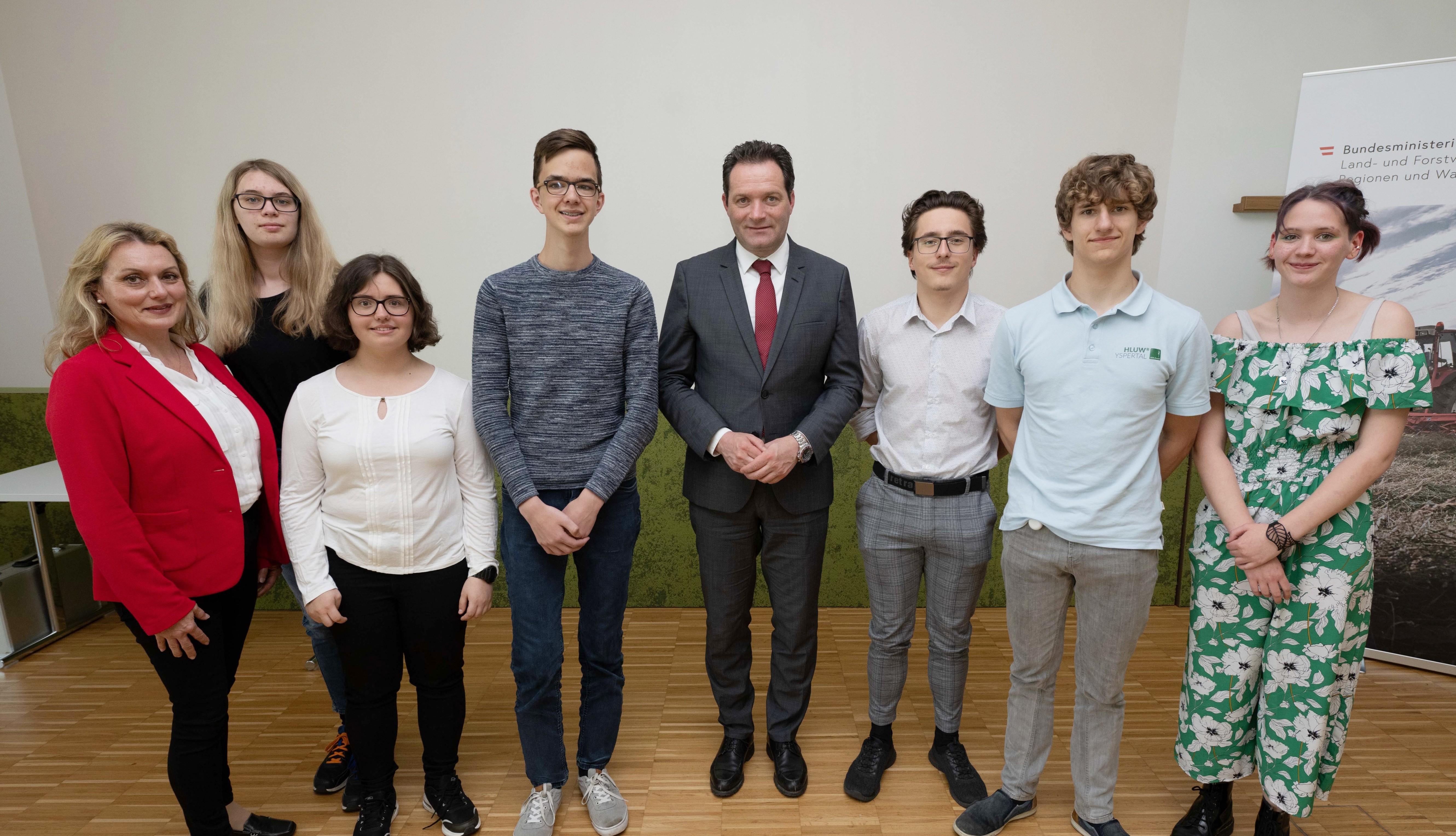 Am Europa-SchülerInnen-Tag in der Hochschule für Agrar- und Umweltpädagogik besuchte Herr Bundesminister Totschnig die Veranstaltung Die Schülerinnen und Schüler verschiedenster Schulen hatten die Möglichkeit dem Bundesminister fragen zu stellen, welche er auch direkt beantwortete.